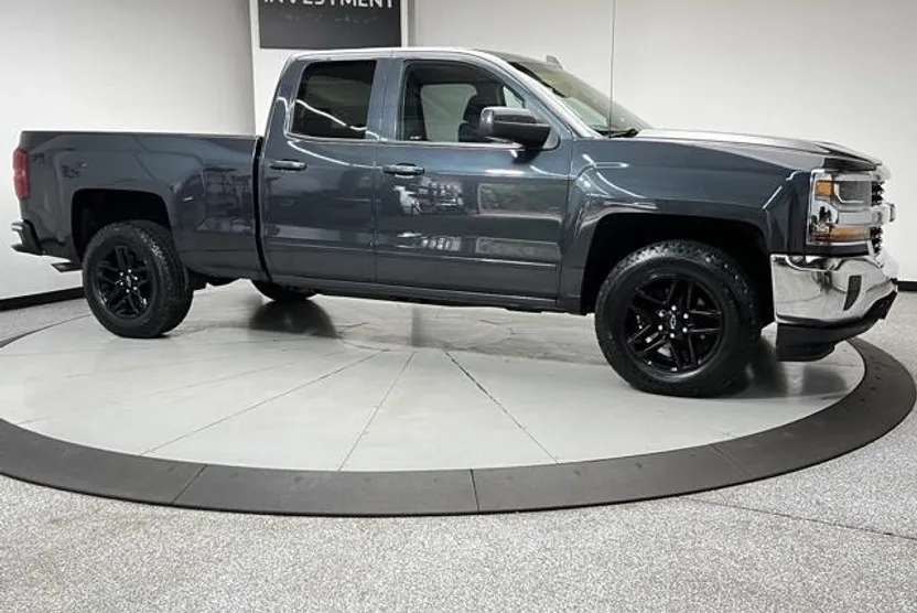 2017 Chevrolet Silverado 1500 LT photo 1