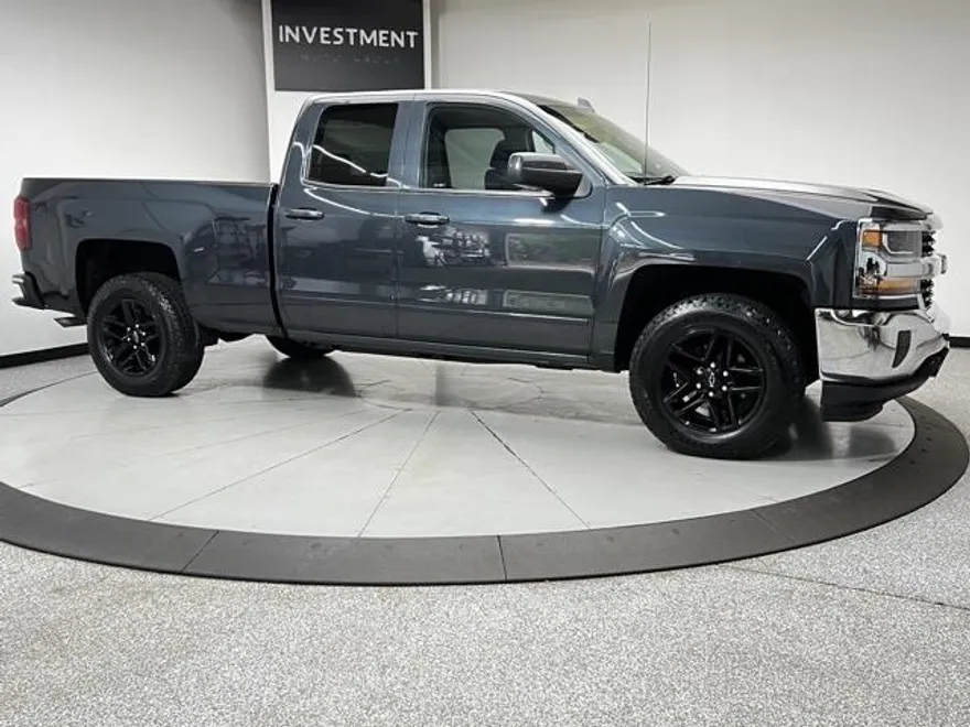 2017 Chevrolet Silverado 1500 LT photo 1