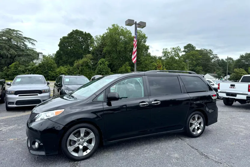 2013 Toyota Sienna SE photo 1