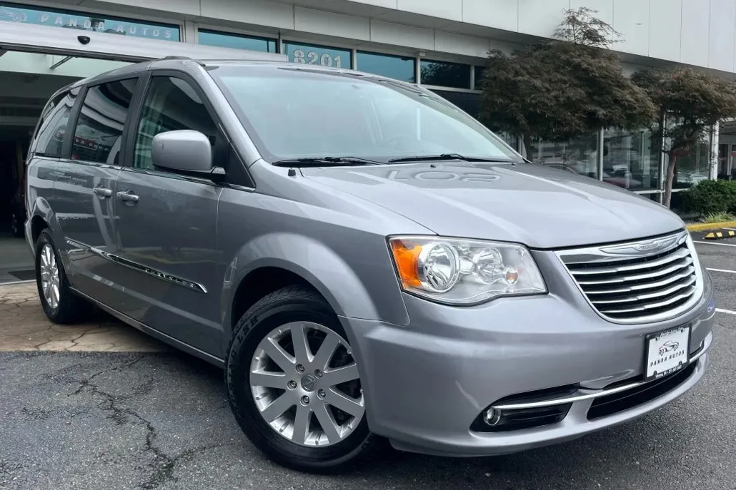 2016 Chrysler Town & Country Touring photo 1