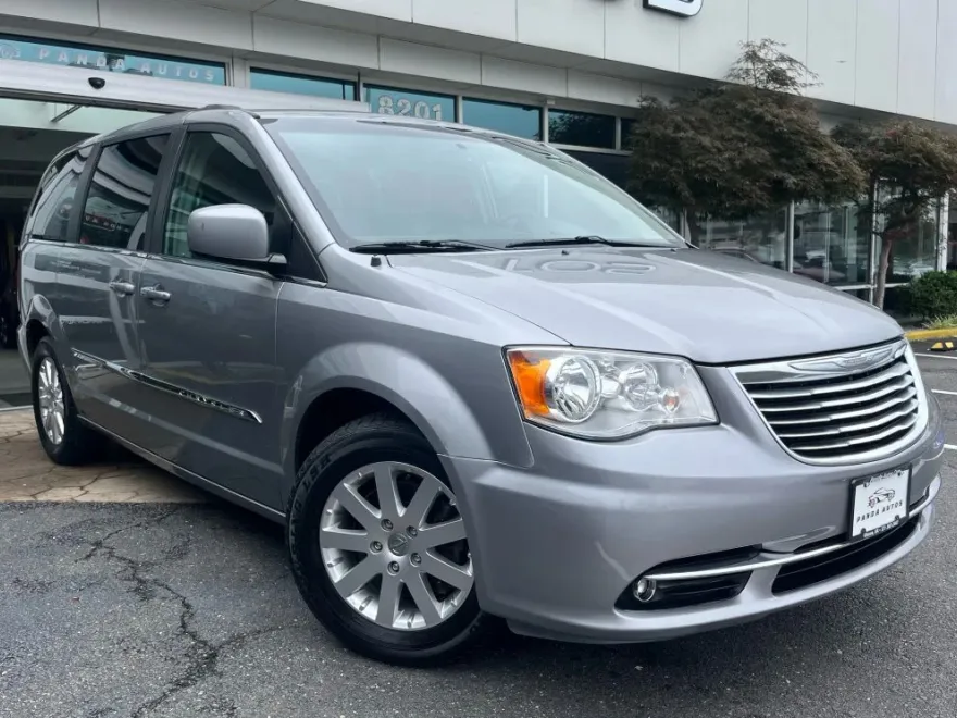 2016 Chrysler Town & Country Touring photo 1