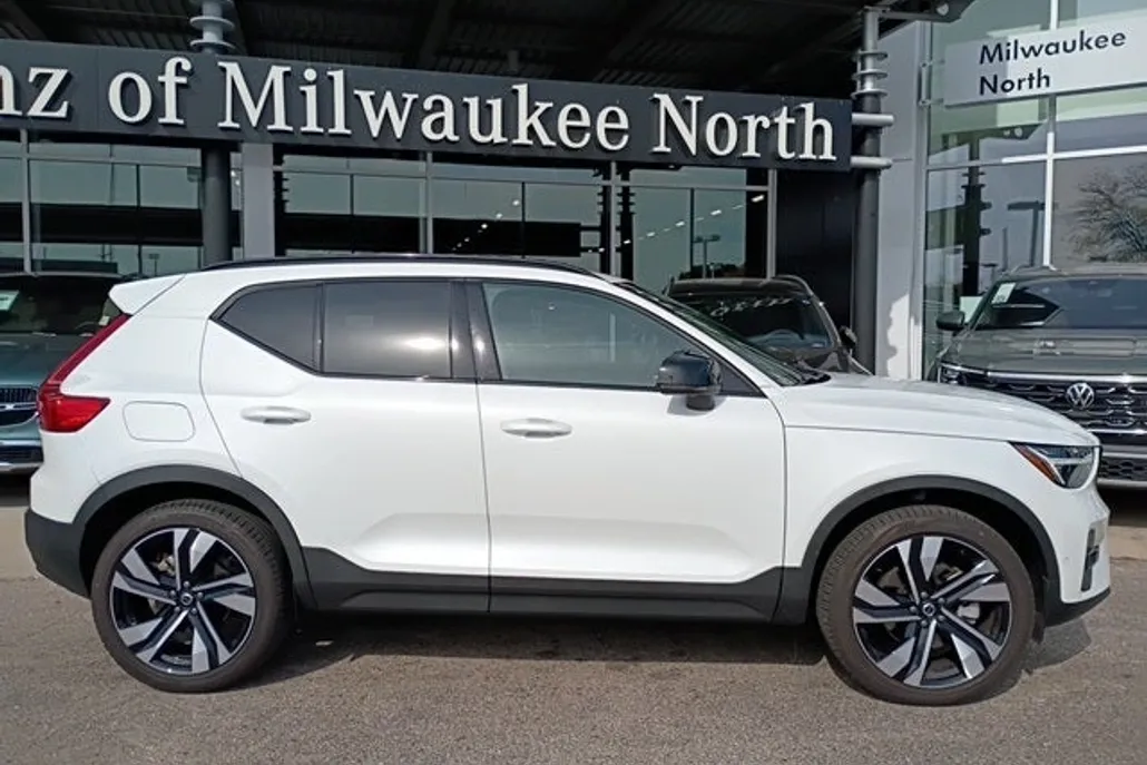 2023 Volvo XC40 Ultimate photo 1