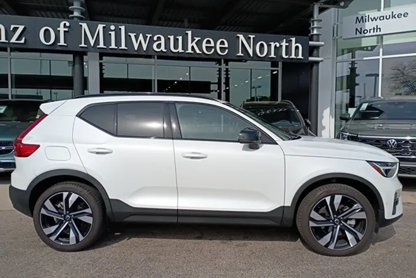 2023 Volvo XC40 Ultimate photo 1