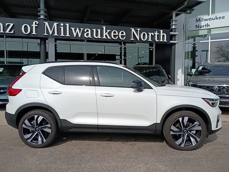 2023 Volvo XC40 Ultimate photo 1