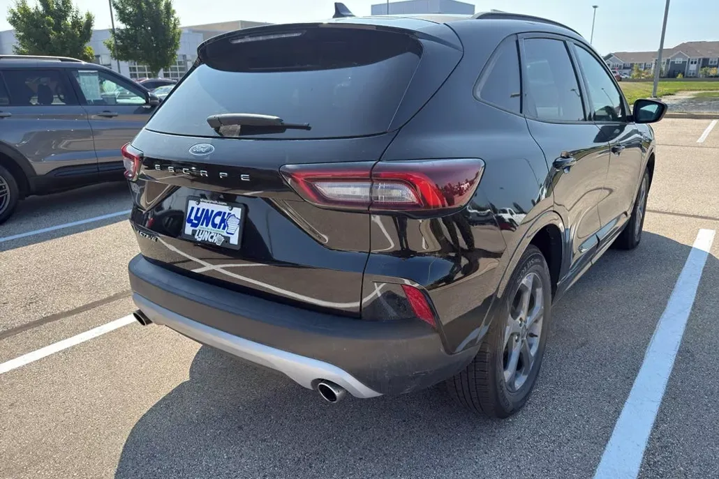 2024 Ford Escape ST-Line photo 1
