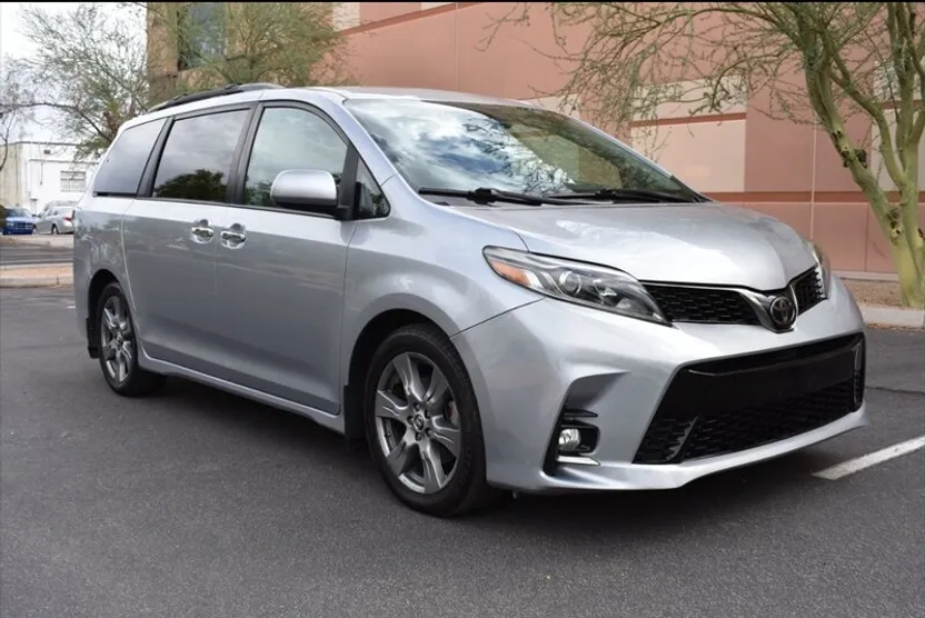 2018 Toyota Sienna SE Premium photo 1