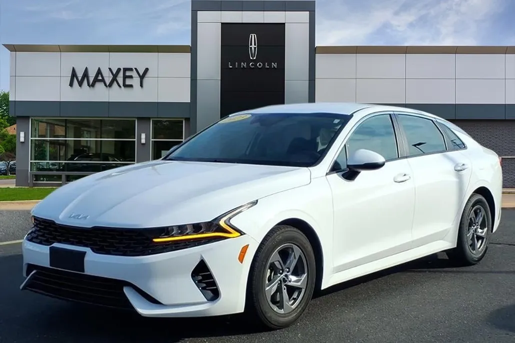 2023 Kia K5 LXS photo 1