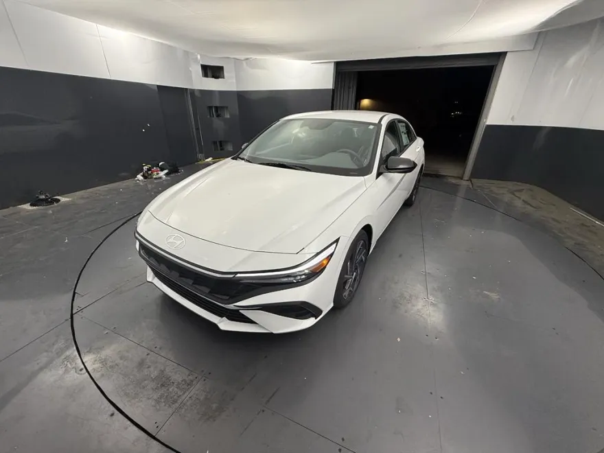 2025 Hyundai Elantra SEL Sport photo 1