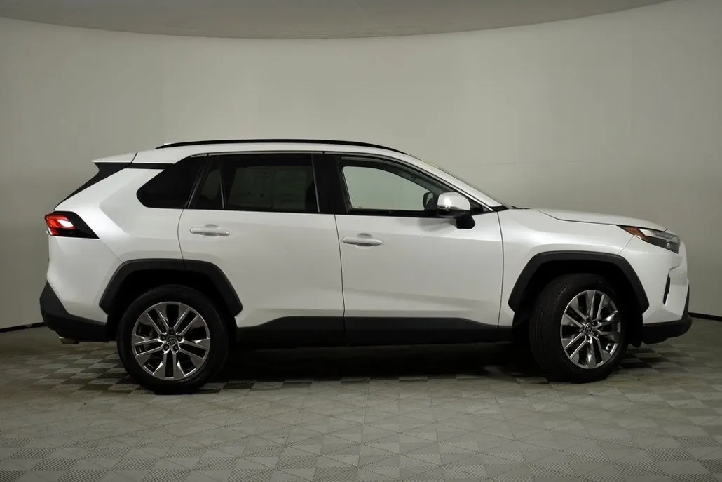 2023 Toyota RAV4 XLE Premium photo 1