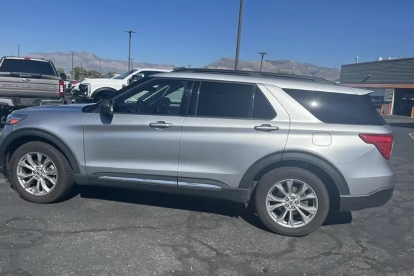 2021 Ford Explorer XLT photo 1
