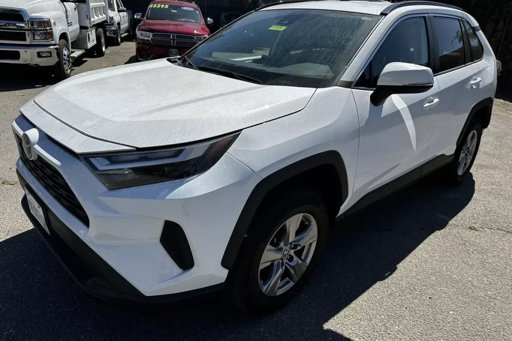 2023 Toyota RAV4 XLE photo 1