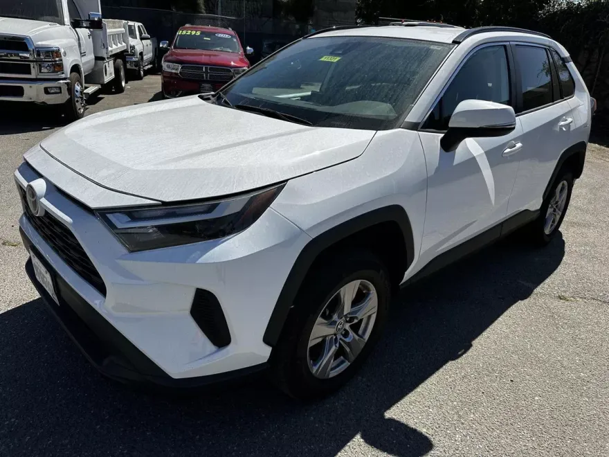 2023 Toyota RAV4 XLE photo 1