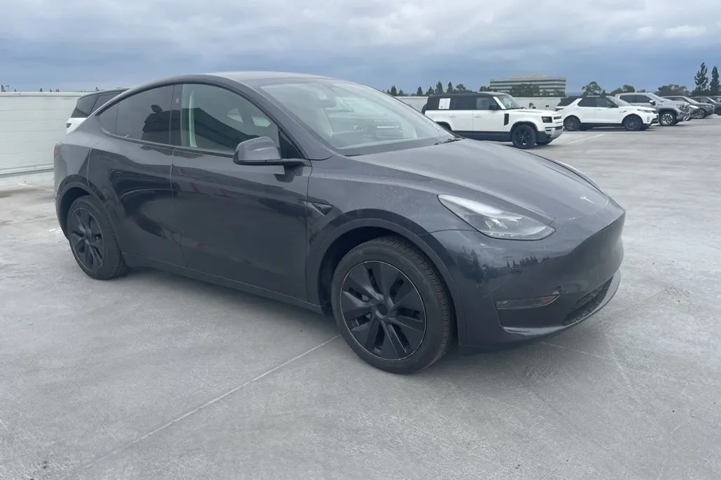 2024 Tesla Model Y Long Range photo 1
