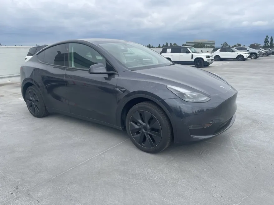2024 Tesla Model Y Long Range photo 1