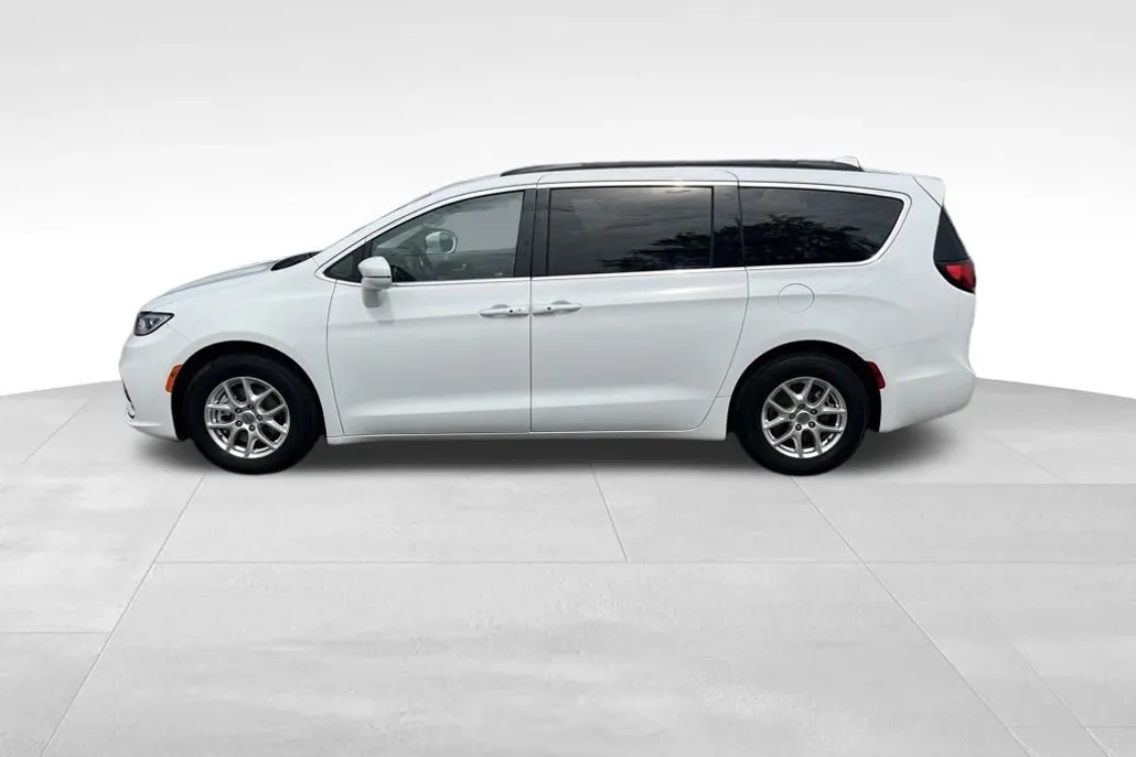 2022 Chrysler Pacifica Touring L photo 1