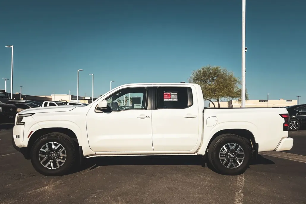 2024 Nissan Frontier SL photo 1