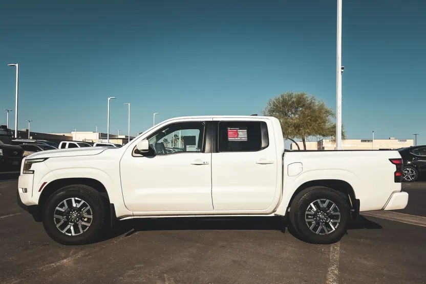 2024 Nissan Frontier SL photo 1