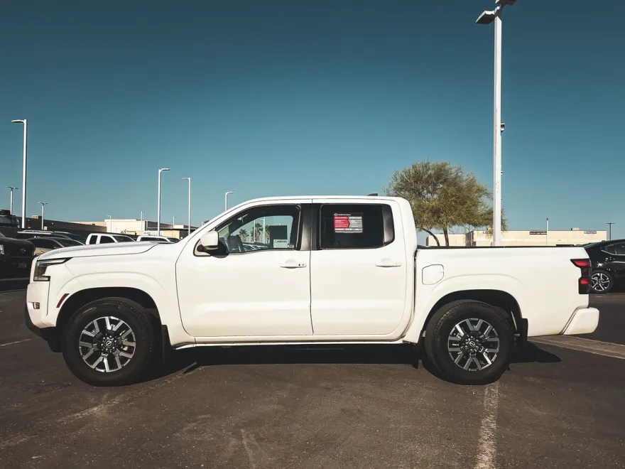 2024 Nissan Frontier SL photo 1