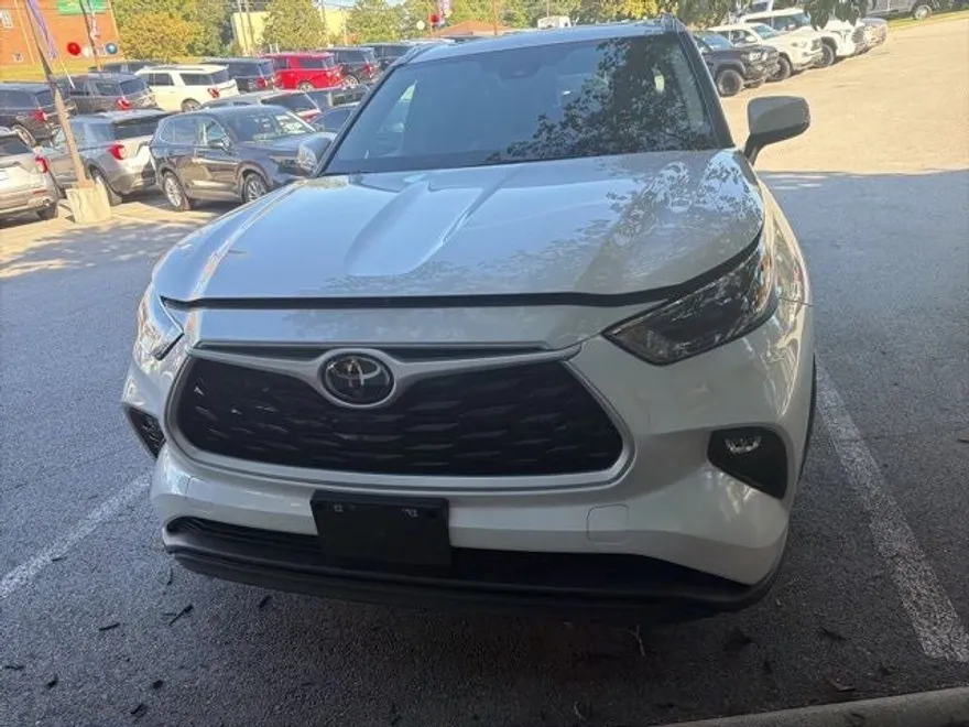 2023 Toyota Highlander L photo 1