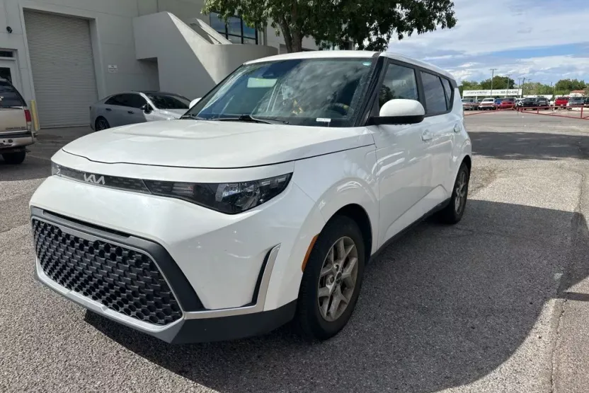 2023 Kia Soul LX photo 1