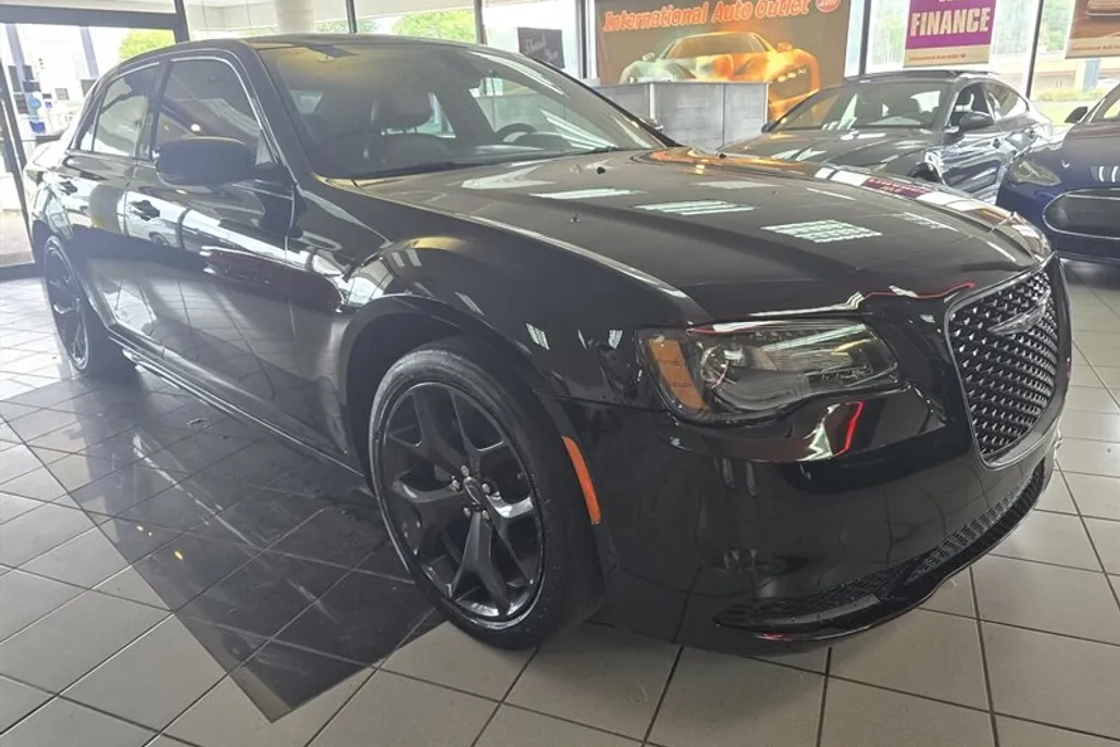 2022 Chrysler 300 Touring L photo 1