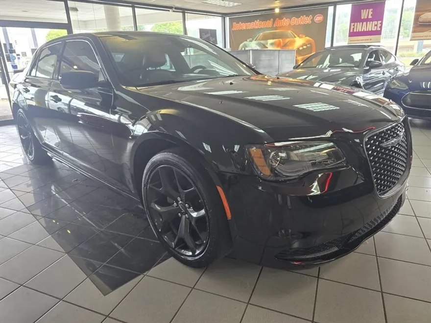 2022 Chrysler 300 Touring L photo 1