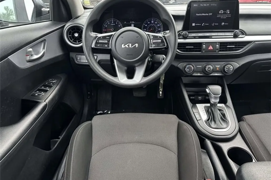 2023 Kia Forte LXS photo 1