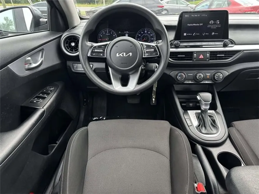 2023 Kia Forte LXS photo 1