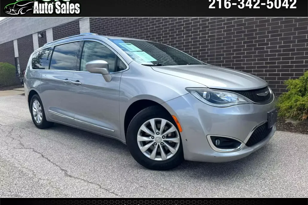 2019 Chrysler Pacifica Touring L photo 1