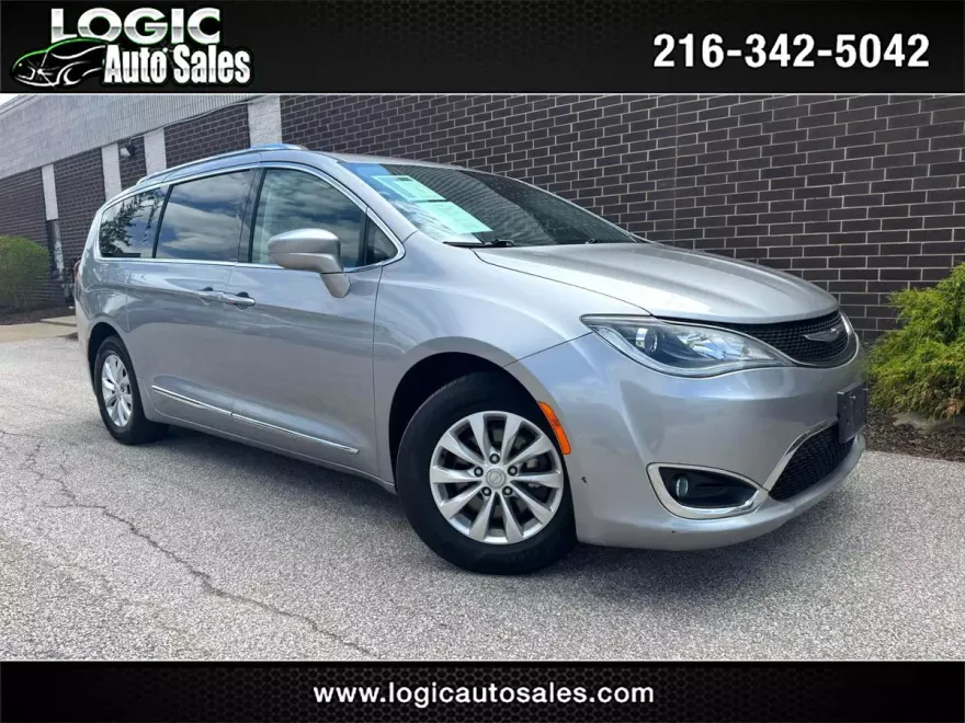 2019 Chrysler Pacifica Touring L photo 1
