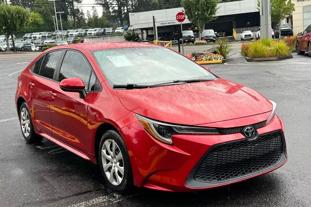 2020 Toyota Corolla LE photo 1