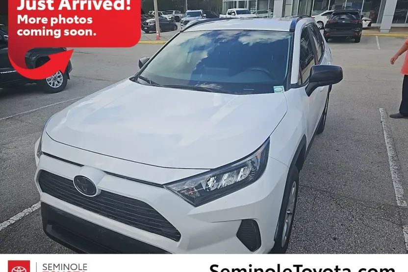 2021 Toyota RAV4 LE photo 1