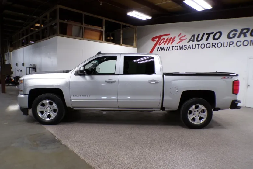 2017 Chevrolet Silverado 1500 LT photo 1