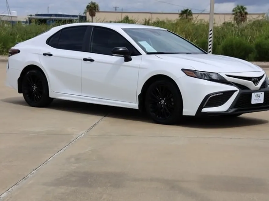 2022 Toyota Camry SE photo 1