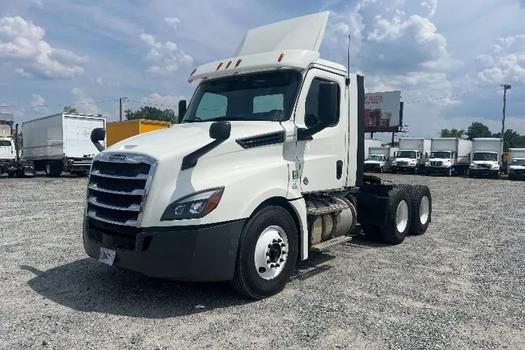 2018 Freightliner Cascadia 126" Day cab photo 1