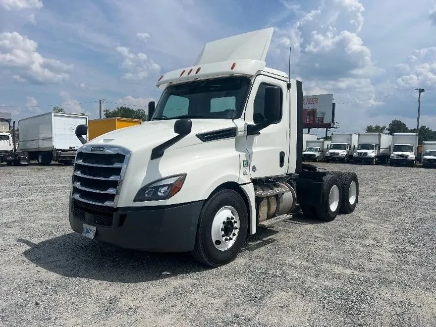 2018 Freightliner Cascadia 126" Day cab photo 1