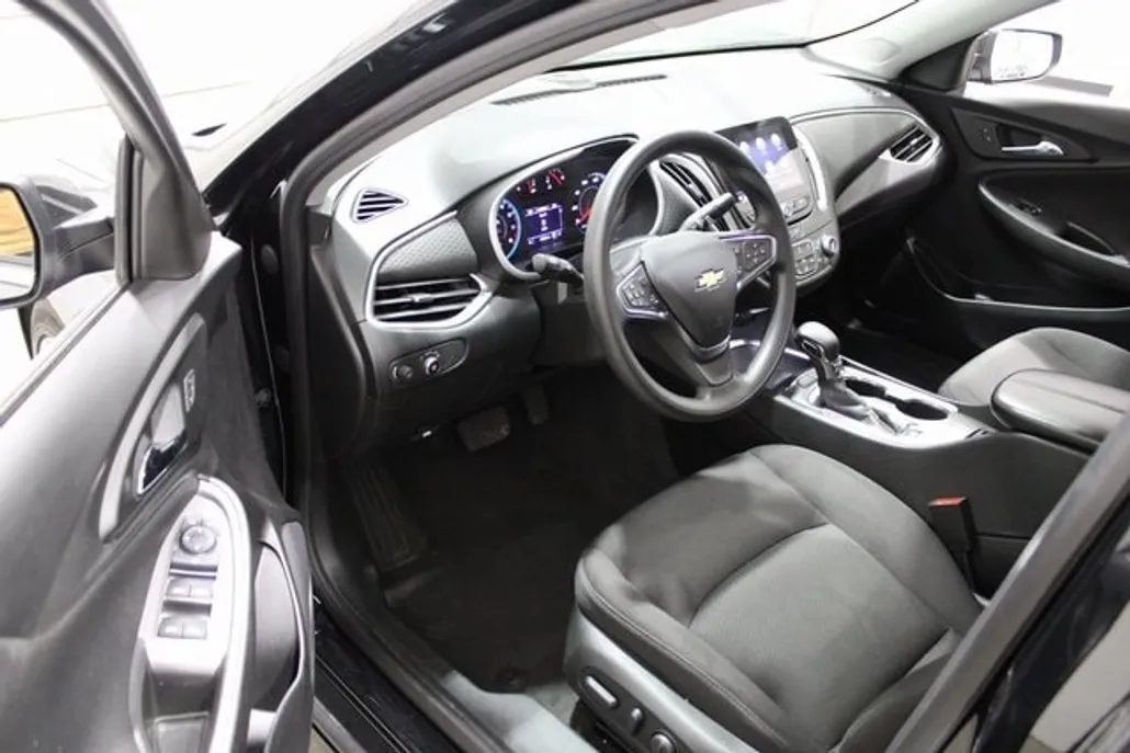 2024 Chevrolet Malibu 1LT photo 1