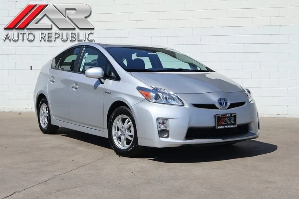 2010 Toyota Prius Four photo 1
