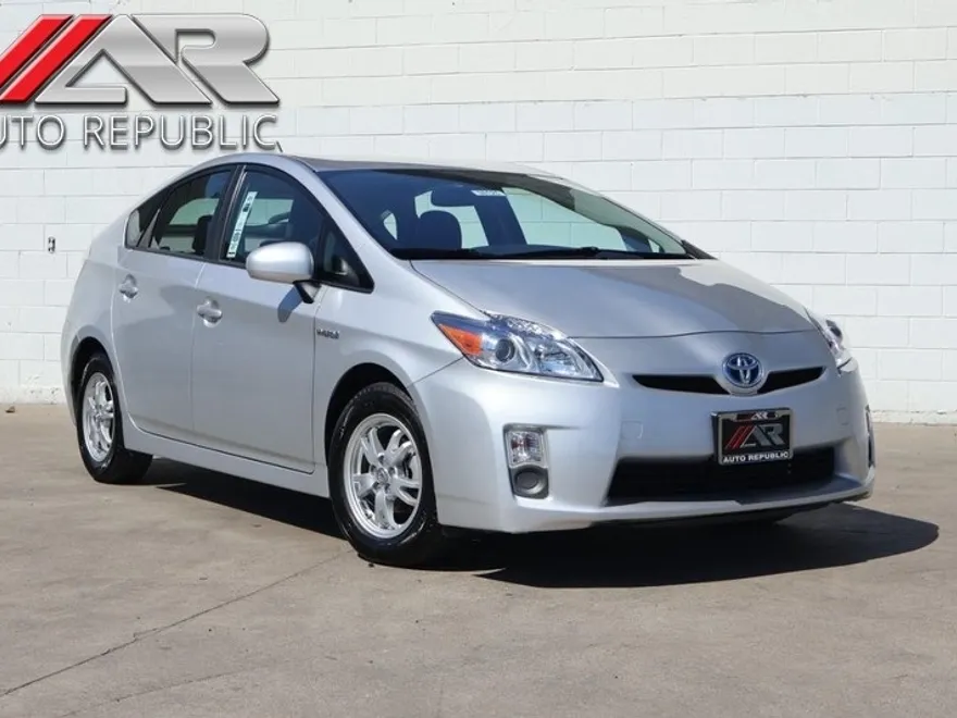 2010 Toyota Prius Four photo 1