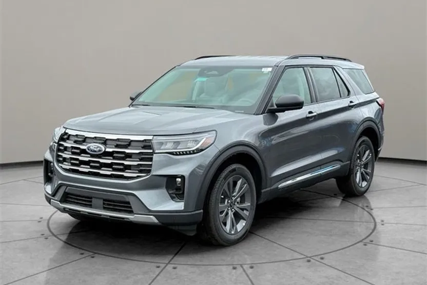 2025 Ford Explorer photo 1