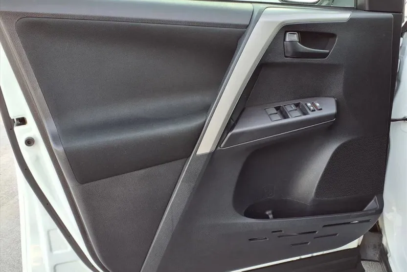 2018 Toyota RAV4 LE photo 1