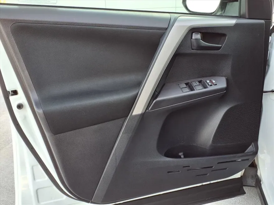 2018 Toyota RAV4 LE photo 1