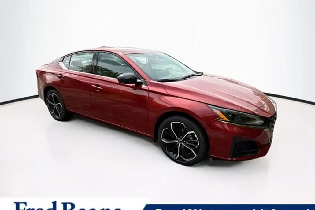 2025 Nissan Altima SR photo 1