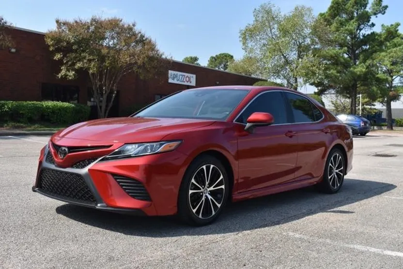 2019 Toyota Camry SE photo 1