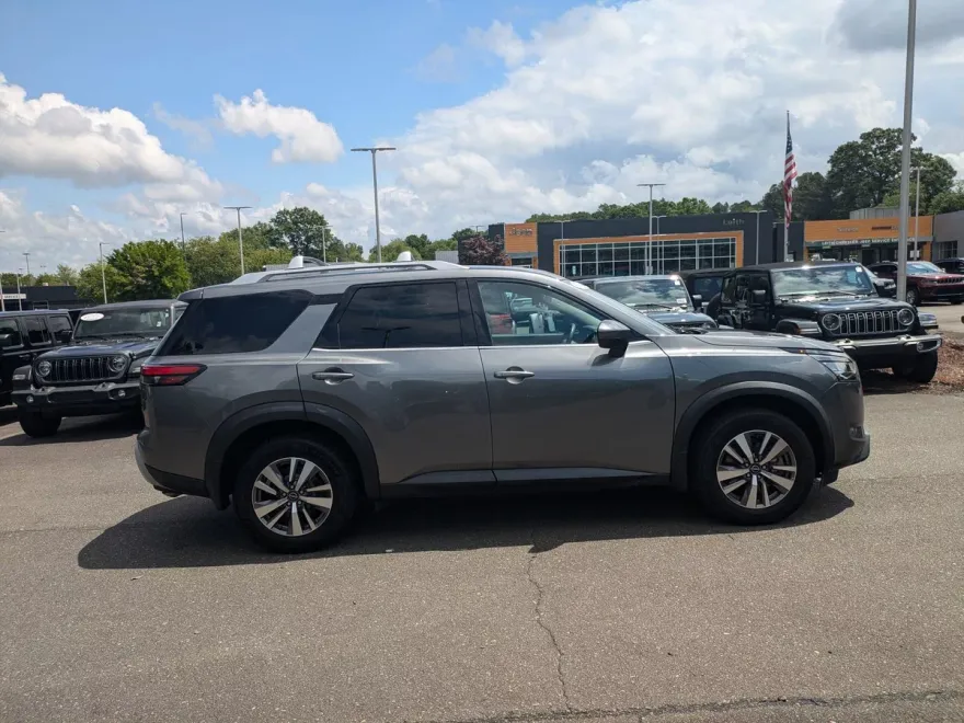 2022 Nissan Pathfinder SL photo 4