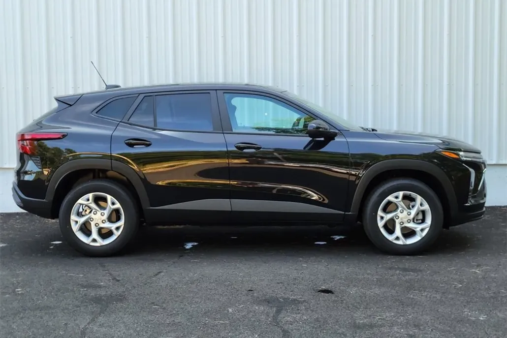 2025 Chevrolet Trax LS photo 1