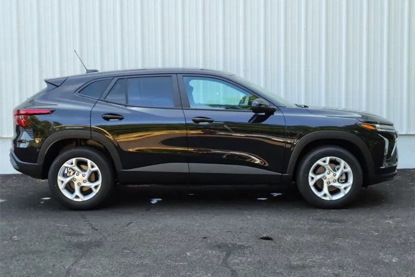 2025 Chevrolet Trax LS photo 1