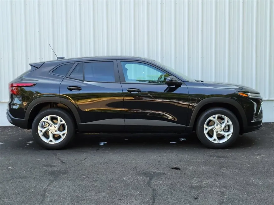 2025 Chevrolet Trax LS photo 1