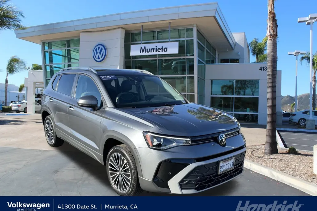 2025 Volkswagen Taos SE photo 1