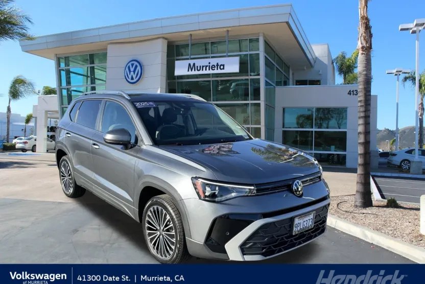 2025 Volkswagen Taos SE photo 1